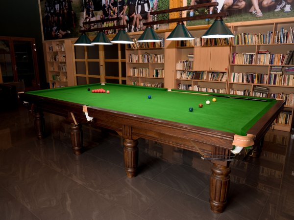 Snookerový klub s knihovnou